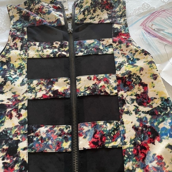 Material Girl women’s. Multi color sleeveless floral body con Dress with Zip M - Picture 3 of 8